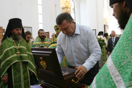 В.Януковичу подарили икону для кабинета на Банковой