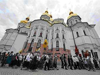 В столице - крестный ход с надеждой на "русского царя"