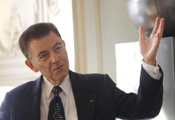 Священник премирован за доказательства сосуществования Бога со злом