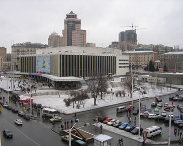 Дворец "Украина" и две общины одного храма