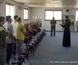 Священик УПЦ зустрівся з українськими заручниками у Лівії (ФОТО) Священик УПЦ зустрівся з українськими заручниками у Лівії (ФОТО)