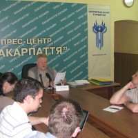 Ректор Ужгородської академії УПЦ провів прес-конференцію з приводу непорозуміння з місцевою владою