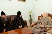 Предстоятель УПЦ передав батьківську хату монастирю, де прийняв хрещення