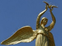В Донецке статую ангела покрыли стальными шипами