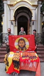 В донецком храме для боевиков освятили знамя с изображением Спаса