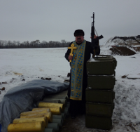 Єпископа УПЦ КП заборонили у служінні за демонстрацію зброї в руках