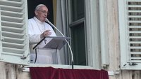 Папа Римский попросил прощения у верующих за скандалы в Ватикане