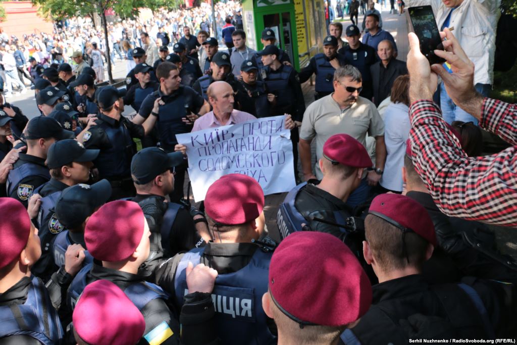 Архієпископ УПЦ КП вступився на захист єпископа-лютеранина, якого через "Марш рівності" не пропускали до церкви
