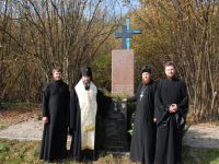 Архиепископ УПЦ с духовенством провел богослужение на могиле воинов УПА, которая запрещена в РФ