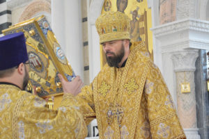 Митрополит УПЦ из Донбасса: молодежь бежит из епархии, а "бродячие священники" портят ей репутацию