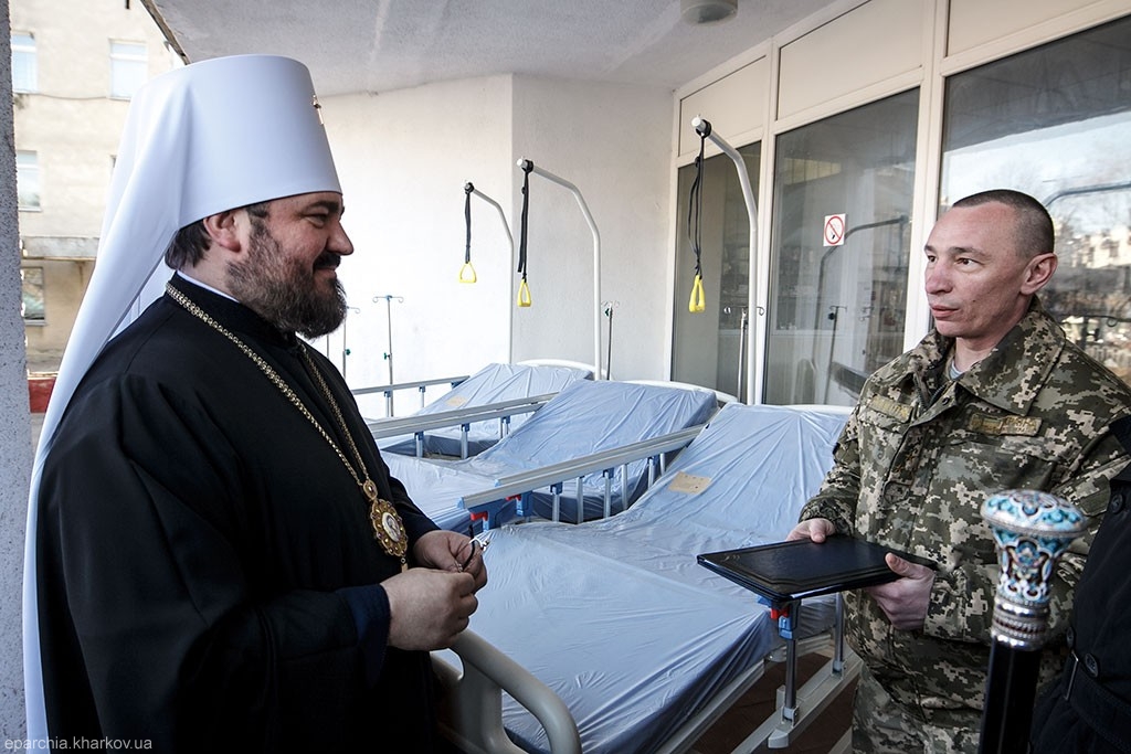 Архієрей УПЦ передав медичне обладнання до Харківського військового госпіталю, а греко-католики Ганновера — для Полтавського