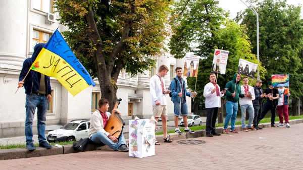 Собор УАПЦ розглядав конфліктні кадрові рішення під вигуки молоді про "геїв та алко-попів"