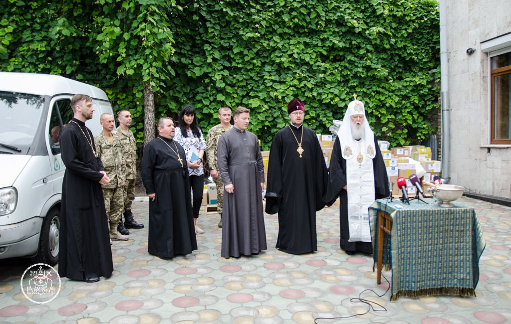 Патріарх УПЦ КП передав ліки у військові шпиталі на 500 000 грн, а єпископ відвідав на Харківщині Центр збору допомоги для воїнів АТО