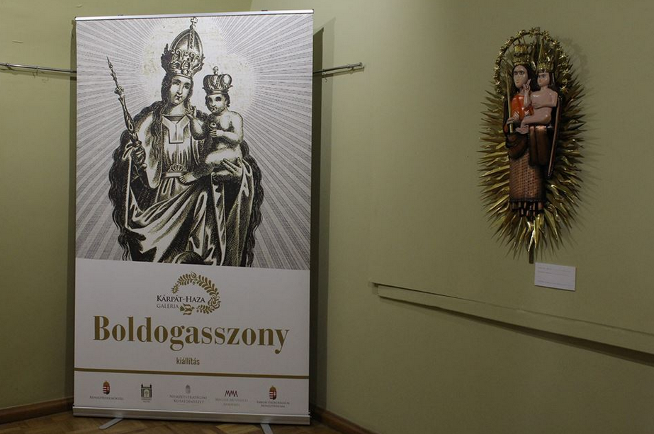 Угорці презентували у Мукачеві виставку картин «Богородиця»