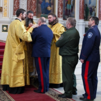 Духовник российских казаков, воюющих против Украины, передал 50 Евангелий в Луганский богословский университет