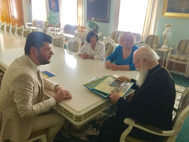 Патріарха Філарета нагороджено вищою миротворчою відзнакою Українського Посольства Миру