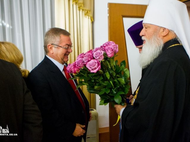 Одеська єпархія УПЦ не змогла знайти для українців священиків, які служать українською, зате "робить все можливе", щоб місцевим румунам призначати священиків, "які спілкуються, проповідують і здійснюють богослужіння" їх рідною мовою Одеська єпархія УПЦ не змогла знайти для українців священиків, які служать українською, зате "робить все можливе", щоб місцевим румунам призначати священиків, "які спілкуються, проповідують і здійснюють богослужіння" їх рідною мовою