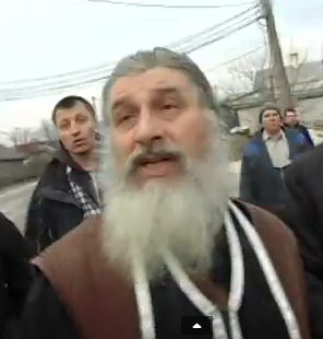Суд визнав невинним священика УПЦ, який вирив труну з тілом дружини для поклоніння у храмі