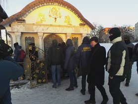 Самострой УПЦ на месте Десятинки собираются сносить, а монахи грозят "испорченной кармой до седьмого колена"