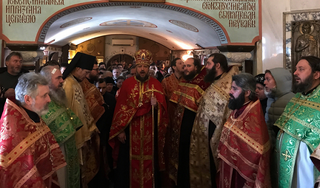 В самострой УПЦ возле Десятинки срочно доставили часть мощей Георгия Победоносца — для массового поклонения