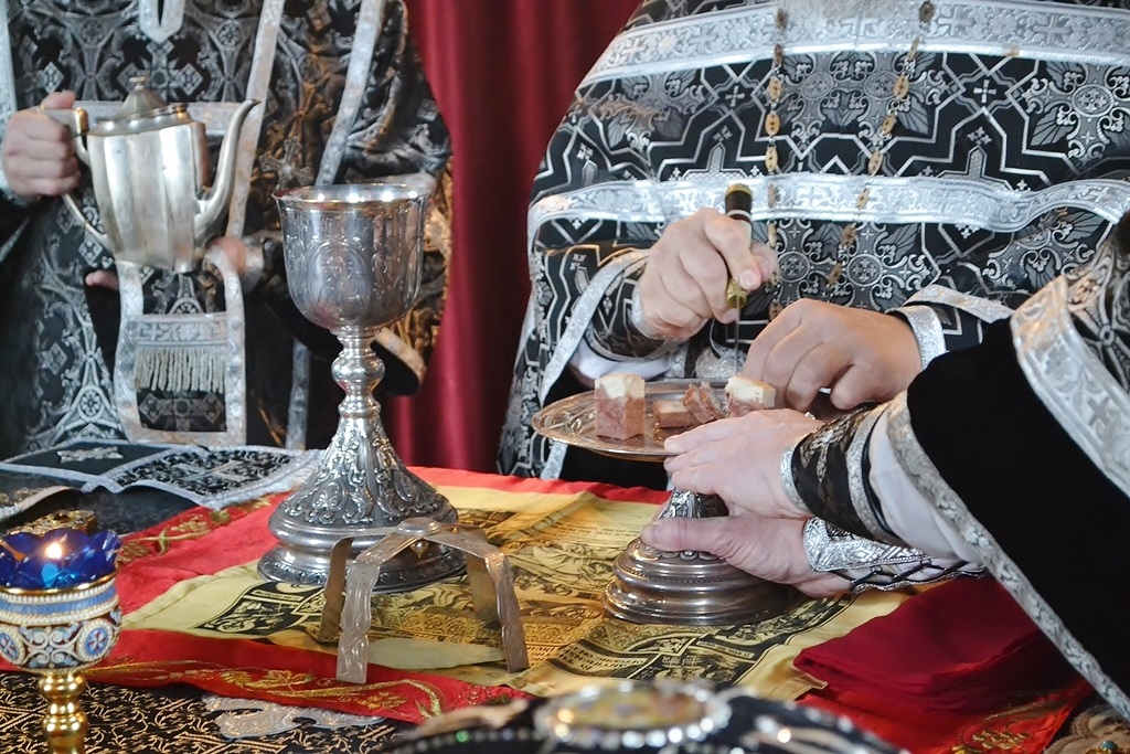 Синод Православной Церкви в Америке внес исправления в литургию и чин причащения