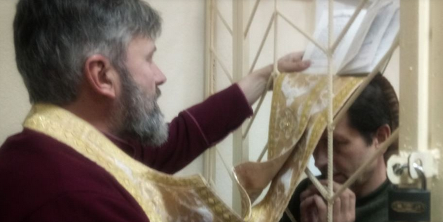 Архиепископ УПЦ КП посетил украинского активиста в крымском изоляторе Архиепископ УПЦ КП посетил украинского активиста в крымском изоляторе