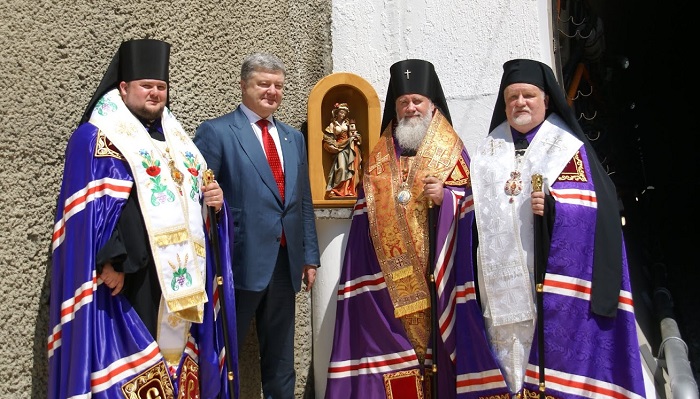 Єпископи УПЦ КП, УПЦ (МП) і УАПЦ провели спільне богослужіння з освячення Бескидського тунелю