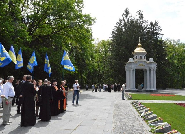 У Харкові духовенство УПЦ завадило іншим конфесіям вшанувати жертв Другої світової війни У Харкові духовенство УПЦ завадило іншим конфесіям вшанувати жертв Другої світової війни