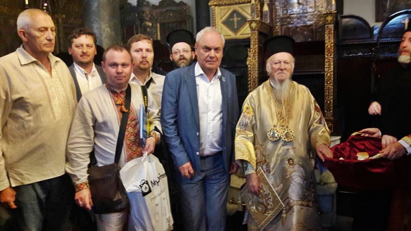 Константинополь отримує від українських вірян звернення як "за", так і "проти" автокефалії