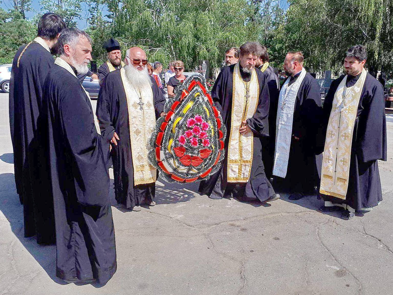 Священик УПЦ звершив панахиду за загиблими на Донбасі українськими льотчиками