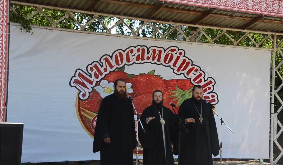 Архієпископ УПЦ виконав українську народну пісню на фестивалі у Сумах