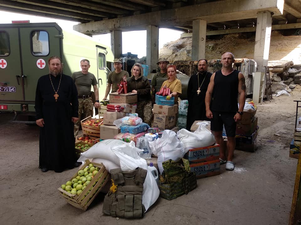 Дві тони продуктів у лікарні, військовим та дітям на Донбас доставила Вінницька єпархія УПЦ
