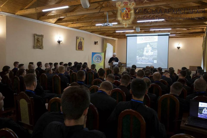 УГКЦ налічує в Київській архієпархії понад 130 священиків і близько 90 парафій, а в зоні АТО – 170 військових капеланів і 27 каплиць