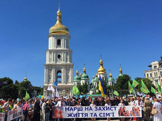 Рада Церков провела всеукраїнську ходу «Щаслива родина – здорова Україна!» Рада Церков провела всеукраїнську ходу «Щаслива родина – здорова Україна!»
