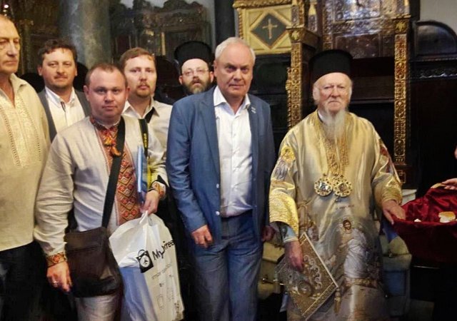 Константинополь отримує від українських вірян звернення як "за", так і "проти" автокефалії Константинополь отримує від українських вірян звернення як "за", так і "проти" автокефалії