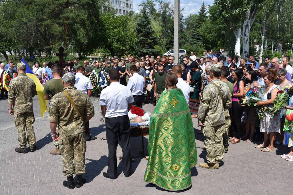 На Луганщині та Сумщині духовенство УПЦ відспівує загиблих воїнів АТО і духовно підтримує живих