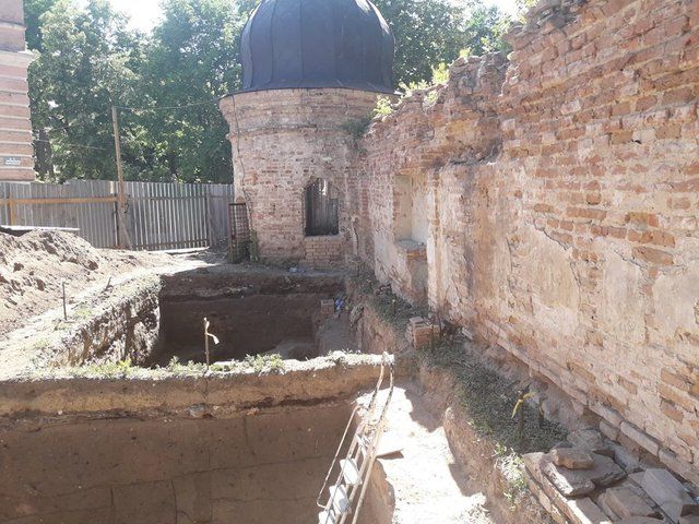 У Києві біля Кирилівської церкви розкопали стародавнє кладовище і кераміку скіфів