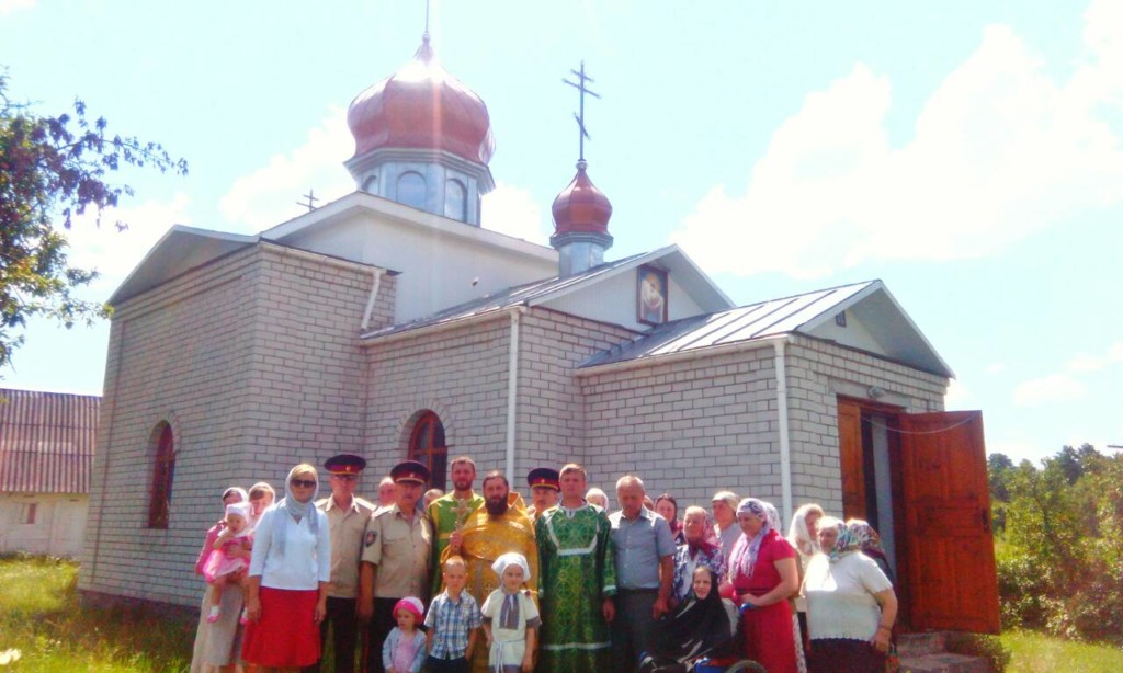 На Житомирщині группа селян перейшла з УПЦ КП до УПЦ (МП), а на Вінниччині громада УПЦ КП сперечається з місцевою владою за місце для храму