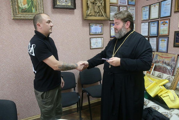 Харківський єпископ УПЦ КП нагородив ветерана АТО, а Кропивницький — молитовно згадав загиблих спецпризначенців