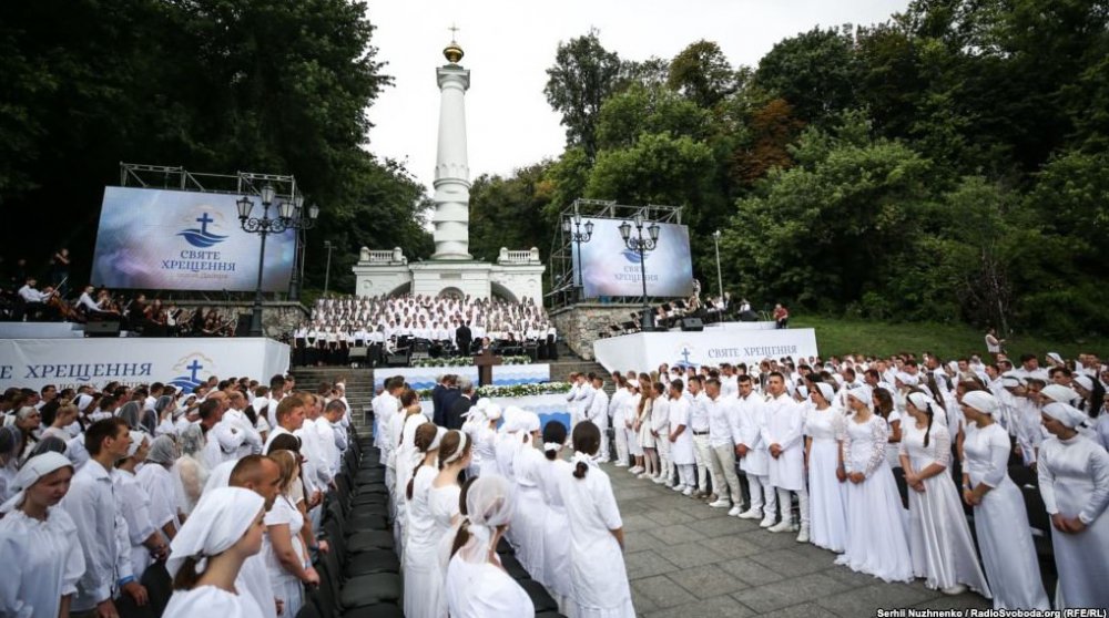 500 вірян одночасно прийняли хрещення у водах Дніпра