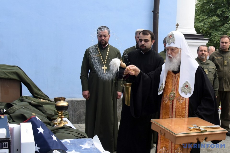 Глава УПЦ КП освятив одяг для військових капеланів