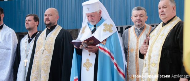 День державного прапора України духовенство різних церков відзначає спільним освяченням прапора