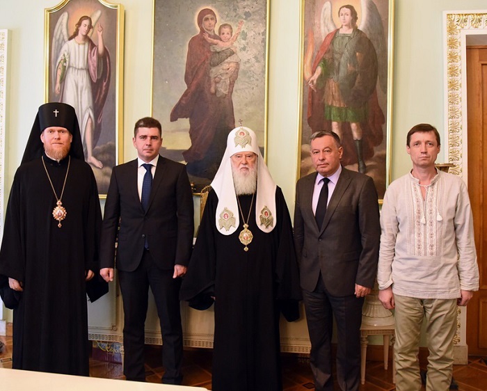 Патріарх Філарет нагородив дипломатів, які доклали значних зусиль для полегшення становища українських політв