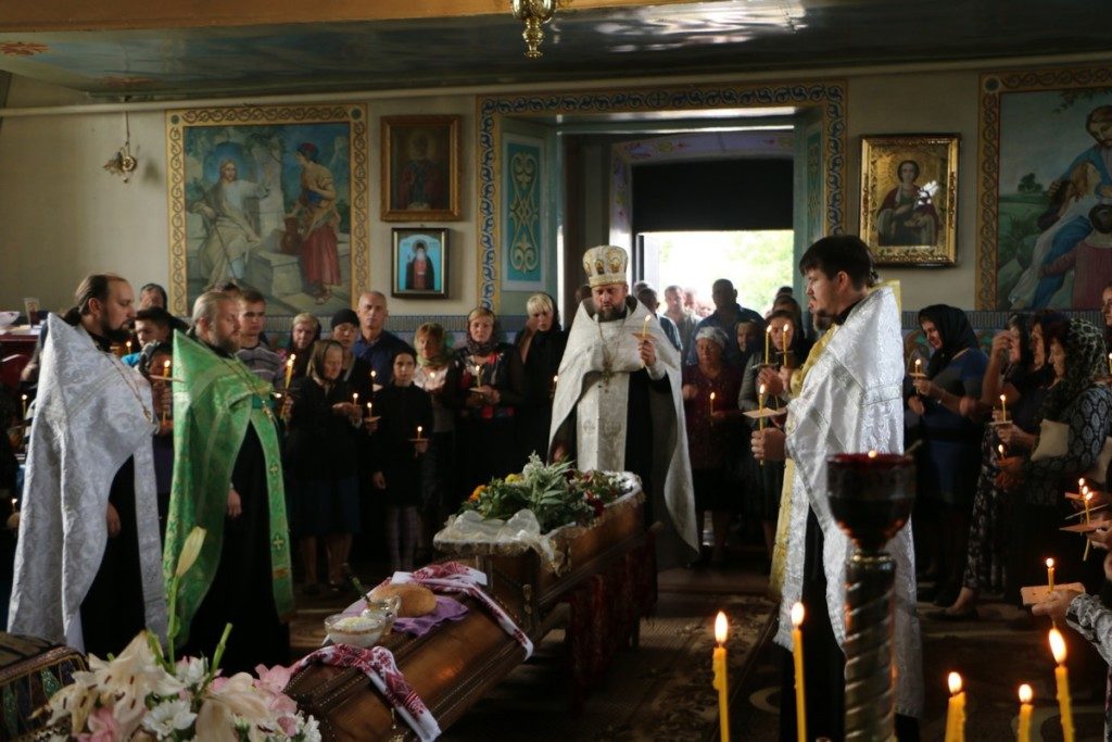 Священики УПЦ звершили відспівування загиблого воїна АТО/ООС