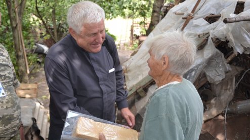 Католицький єпископ відвідав парафіян у зоні АТО/ООС