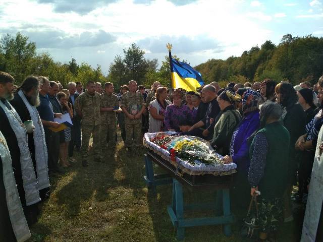 На Полтавщині священики УПЦ звершили відспівування воїна АТО/ООС