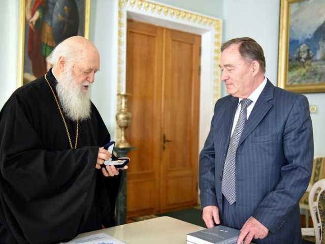 Президента Академії політичних наук нагородили орденом УПЦ КП Президента Академії політичних наук нагородили орденом УПЦ КП