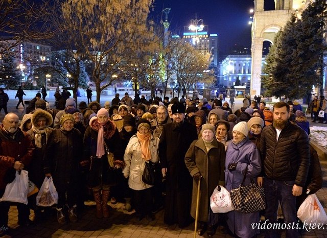 За два роки УПЦ КП роздала на майдані Незалежності 40 тисяч порцій їжі малозабезпеченим людям За два роки УПЦ КП роздала на майдані Незалежності 40 тисяч порцій їжі малозабезпеченим людям