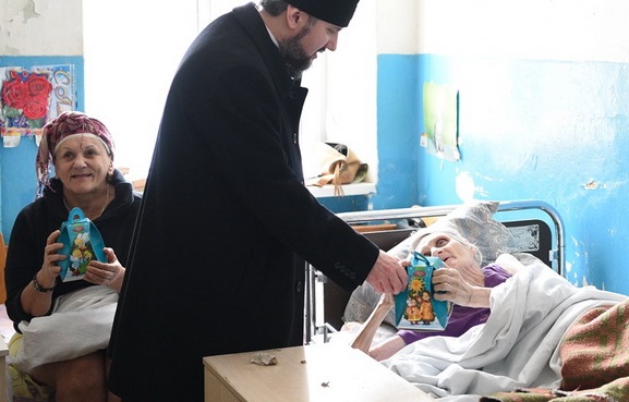 Глава ПЦУ відвідав хворих людей у столичному хоспісі