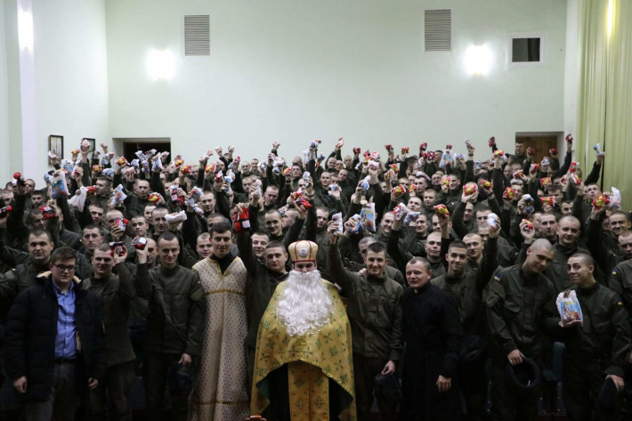 Семінаристи УГКЦ привітали зі святами військові частини